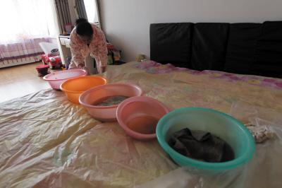 新邵楼上漏水，住户失联，小区没物管，业主维权难！律师来支招……